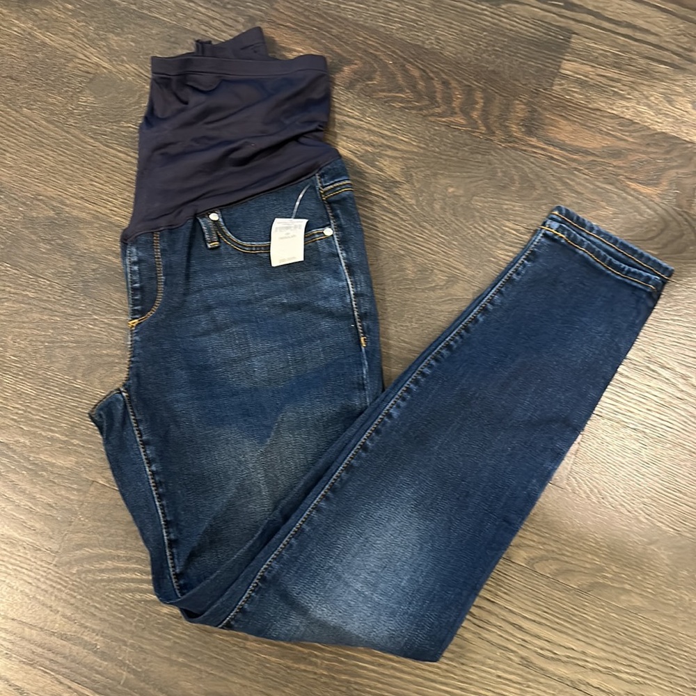 BRAND NEW WITH TAG Gap Maternity jeans - Size 28R